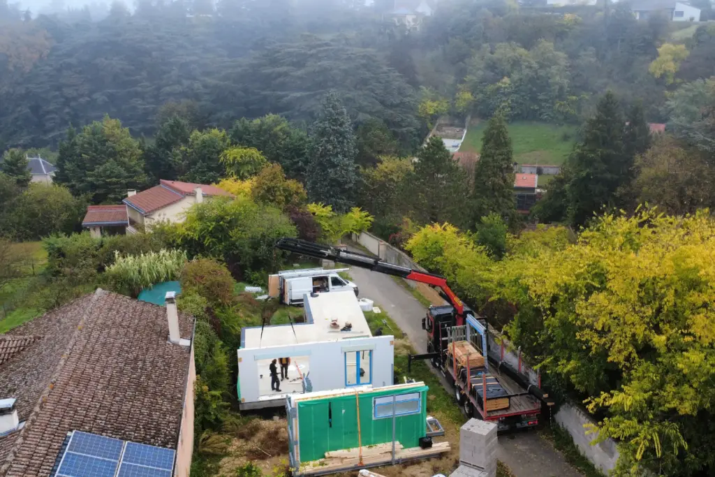 vue en drone d'un camion plateau-grue